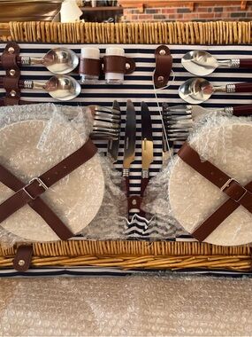 Picnic Time NEW Willow Picnic Basket Service for 4 / Navy and White Striped